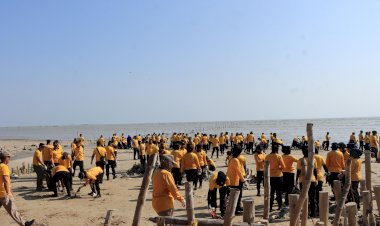Aksi-Jogo-Omah-Polresta-Tuban-Gelar-Green-Policing-di-Pantai-Jenu-bersama-Masyarakat